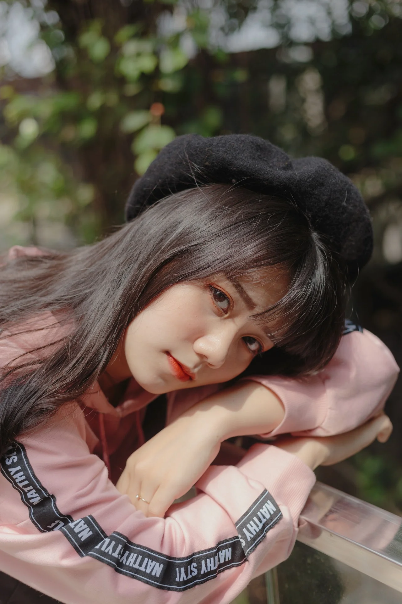 anh-chan-dung-co-gai-dua-minh-tren-lan-an-1