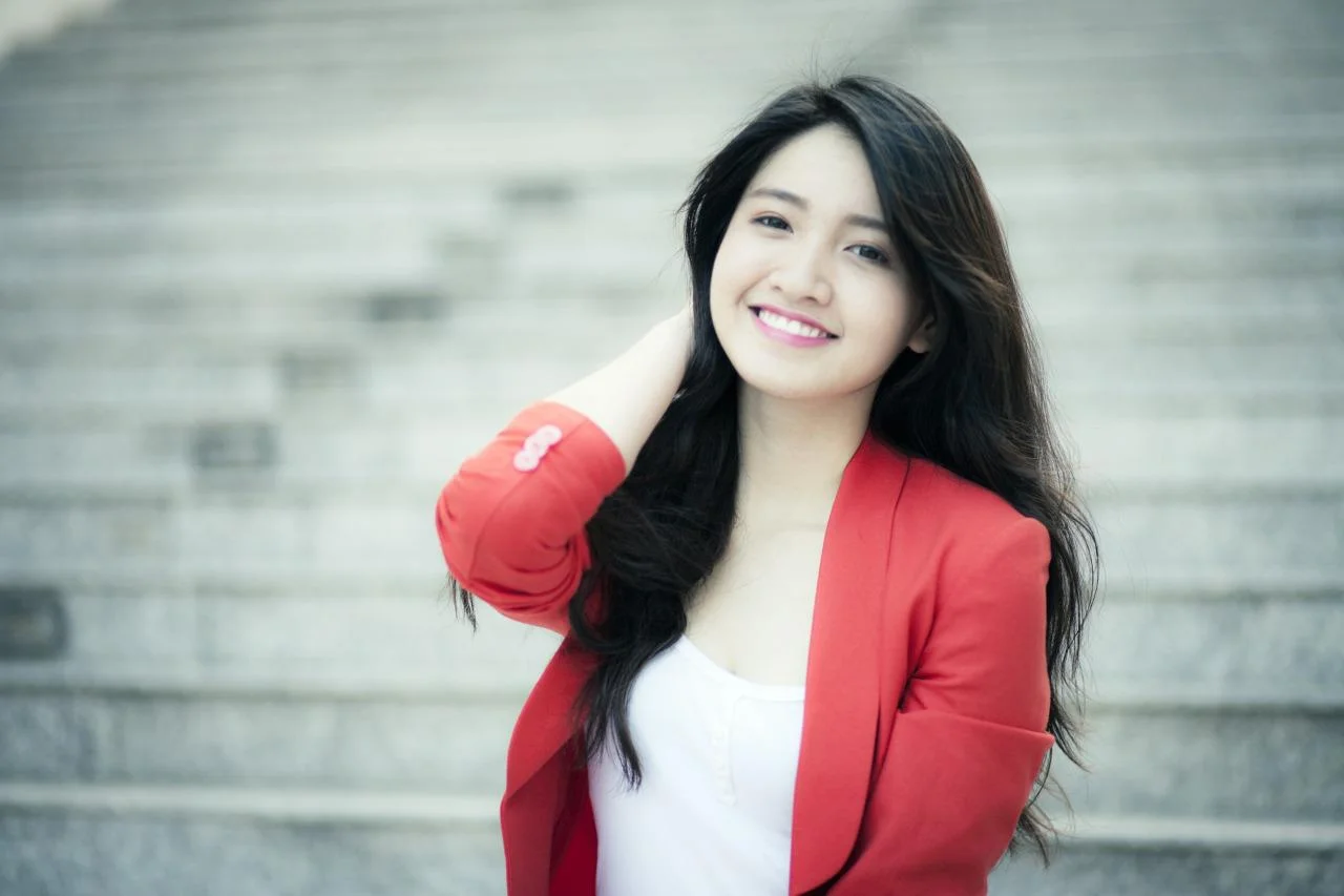 anh-chan-dung-co-gai-suit-do-cuoi-tuoi